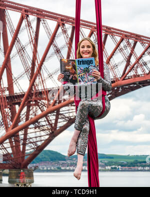 Antenne Künstler, Blaise Donald führt durch die berühmte Forth Rail Bridge, Edinburgh Festival Fringe Programm, South Queensferry, Schottland, UK Stockfoto