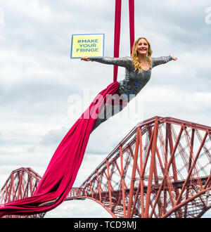 Antenne artist Blaise Donald startet Edinburgh Festival Fringe Programm & Franse Hashtag #MakeYourFringe an iconic Forth Rail Bridge, Schottland, Großbritannien Stockfoto