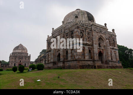 Shisha Gumbad Vor und Bara Gumbad mit Moschee an der Rückseite, Lodi Gardens, New Delhi, Indien. Stockfoto