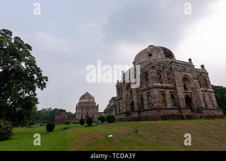 Shisha Gumbad Vor und Bara Gumbad mit Moschee an der Rückseite, Lodi Gardens, New Delhi, Indien. Stockfoto