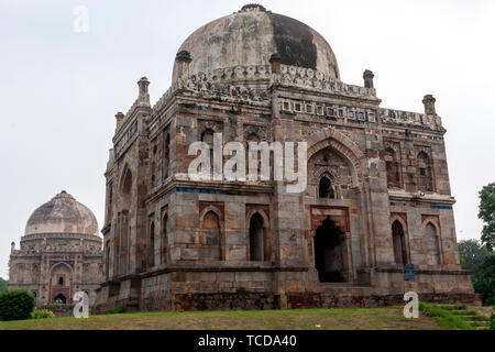 Shisha Gumbad Vor und Bara Gumbad mit Moschee an der Rückseite, Lodi Gardens, New Delhi, Indien. Stockfoto