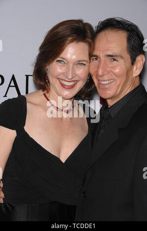 LOS ANGELES, Ca. Oktober 19, 2007: Desperate Housewives star Brenda Strong & Ehemann Tom Henri bei einer Benefizgala zu profitieren Padres Contra El COEncer (Eltern gegen Krebs) an der Menge, Hollywood. © 2007 Paul Smith/Featureflash Stockfoto