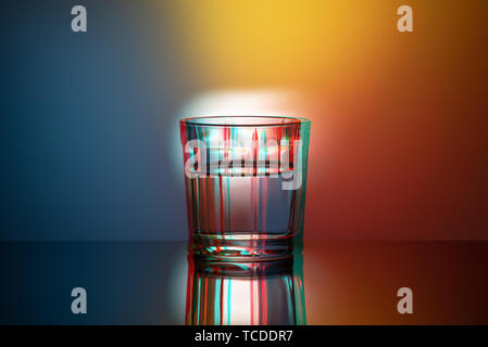 Ein Glas Schale mit farbigem Hintergrund, Anaglyph, Glitch, Pop Art Stockfoto