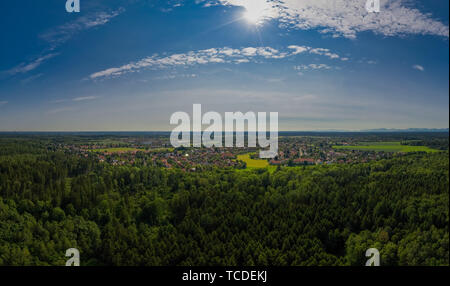 Der Flug über einem Wald bei Sonnenschein in der Nähe des Bayerischen Oberhaching. Stockfoto
