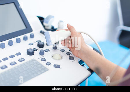 junge Frau Doktor Hände hautnah ein Ultraschall-Gerät vorbereiten. Stockfoto