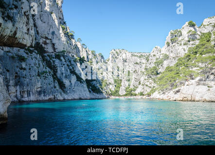 Türkisfarbene Wasser der Calanque d'En Vau, in der Nähe von Cassis, Marseille, Frankreich Stockfoto