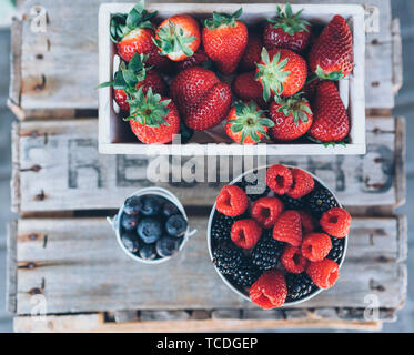 Luftaufnahme von saftigen Beeren in einer Holzkiste Stockfoto
