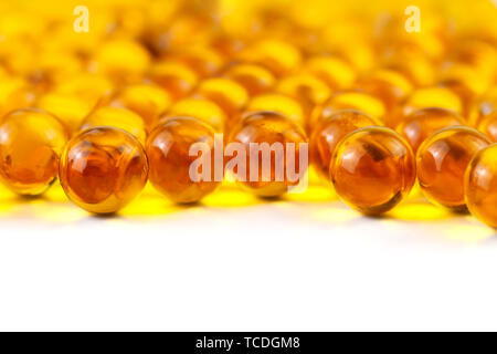 Orange sphärischen Kugel Kapseln von Fischöl selektiven Fokus auf weißem Hintergrund Stockfoto