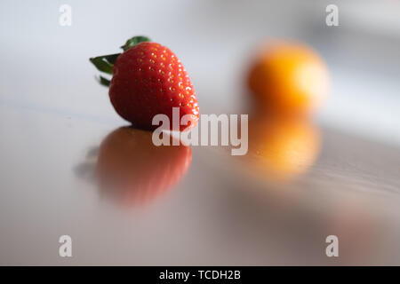 Baby s Hand manipulieren von verschiedenen Früchten auf einem Holztisch Stockfoto