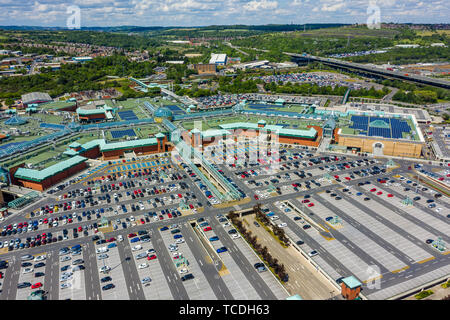 Luftbild von Meadowhall, eines der größten Einkaufszentren in Großbritannien. Im Juni 2019 während eines heißen Tag, wenn der Parkplatz ist fast vollständig übernommen. Stockfoto