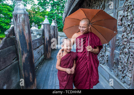 Mönche bei Shwenandaw Kloster in Mandalay, Myanmar Stockfoto