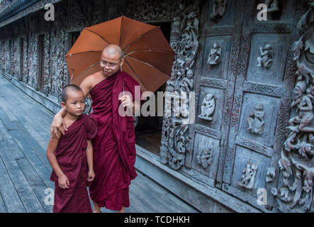 Mönche bei Shwenandaw Kloster in Mandalay, Myanmar Stockfoto