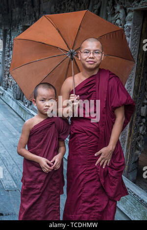 Mönche bei Shwenandaw Kloster in Mandalay, Myanmar Stockfoto