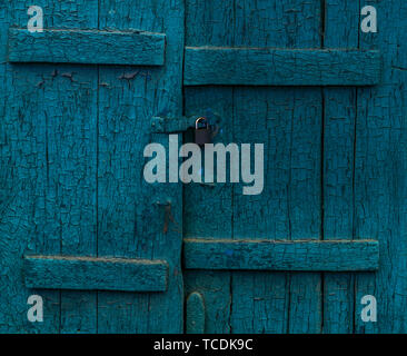 Alte blaue Fensterläden geschlossen Stockfoto