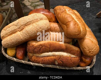Verschiedene frisch gebackene Brote in einem Korb Stockfoto