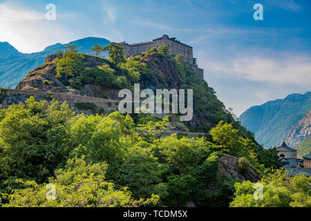 Fort auf der Festung mit Blick auf das Dorf von Bard, im Valle d'Aosta. Stockfoto
