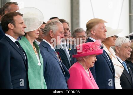 Us-Präsident Donald Trump steht mit europäischen Staats- und Regierungschefs während einer Veranstaltung anlässlich des 75. Jahrestages der D-Day Juni 5, 2019 in Portsmouth, England. Stehend von links nach rechts sind: der französische Präsident Emmanuel Längestrich, der britische Premierminister Theresa May, Prinz Charles, Königin Elisabeth II., US-Präsident Donald Trump, erste Dame Melania Trump, und der griechische Präsident Prokopis Pavlopoulos. Stockfoto