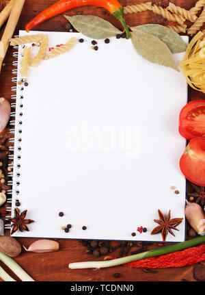Notebook für Rezepte und Gewürze auf hölzernen Tisch Stockfoto
