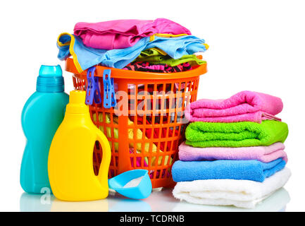 Kleidung mit Reinigungsmittel und Waschpulver in orange Kunststoff Warenkorb auf weißen isoliert Stockfoto