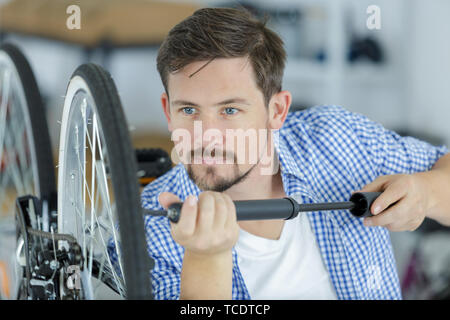 Mann pumpen Rad Fahrrad Stockfoto