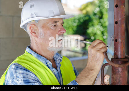 Petrochemische Techniker Prüfung von Rohren Stockfoto