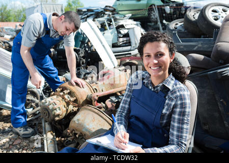 Portrait der weiblichen Arbeitnehmer in Fahrzeug Schrottplatz Stockfoto