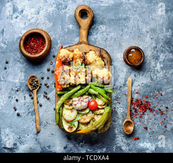 Gegrilltes Gemüse auf Holz Schneidebrett. Gegrillte Erbsen, gebratenem Blumenkohl und Zucchini. Stockfoto