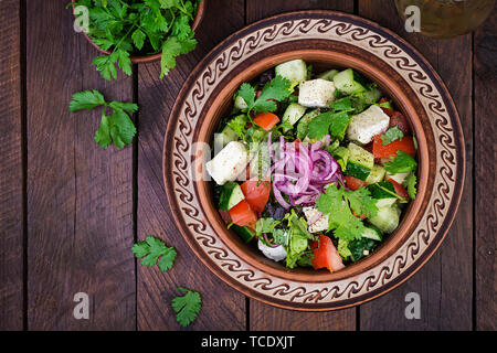 Vegetarische Salat mit Cherry Tomaten, Brie Käse, Gurken, Koriander und roten Zwiebeln. Amerikanische Küche. Ansicht von oben. Flach Stockfoto