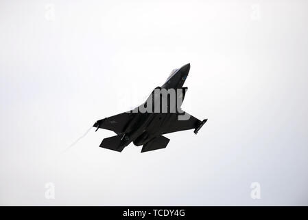 Eine F-35A Lightning II aus der 388. und der 419th Fighter Wings, bei Hill Air Force Base, Arizona, nimmt während des Astralen Ritter 19, in Aviano Air Base, Italien, 6. Juni 2019. Astral Knight 2019 ist eine gemeinsame und multinationale Übung, Flieger und Soldaten aus den Usa und Service Mitglieder aus dem Kroatischen, italienischen und slowenischen Streitkräfte beteiligen. (U.S. Air Force Foto von Airman 1st Class Kaleb, Haus) Stockfoto