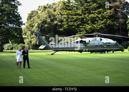 Der französische Präsident Emmanuel Längestrich und Französische First Lady Brigitte Längestrich kommen an der Feier des 75. Jahrestages der D-Day in der Normandie amerikanische Friedhof und Denkmal, 6. Juni 2019. Die Zeremonie ist die Spitze von mehr als 80 Veranstaltungen zum Gedenken an den 75. Jahrestag des D-Day, dem größten multi-nationalen amphibische Landung und operativen militärischen Airdrop in der Geschichte, und hob die US-unerschütterlichen Verpflichtung gegenüber den europäischen Verbündeten und Partnern. Mehr als 1.300 US-service Mitglieder mit 950 Soldaten aus ganz Europa und Kanada zusammen, im Nordwesten von Frankreich zu konvergieren zu t Stockfoto
