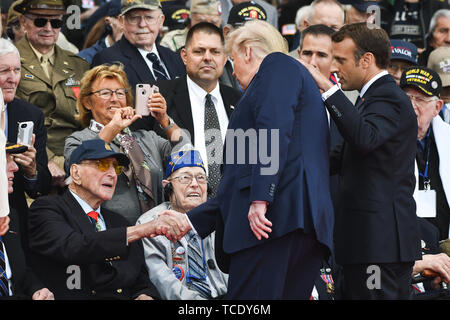 Weltkriegveterane werden vom Präsidenten der Vereinigten Staaten, Donald J. Trumpf begrüßt, an der 75-jährigen Jubiläumsfeier des D-Day in der Normandie amerikanische Friedhof und Denkmal in Colleville-sur-Mer, Frankreich, 6. Juni 2019. Mehr als 1.300 US-Service Mitglieder mit 950 Soldaten aus ganz Europa und Kanada zusammen, haben sich angenähert im Nordwesten von Frankreich den 75. Jahrestag des Kriegsendes Operation Overlord, der alliierten Invasion in der Normandie, die gemeinhin als D-Day bekannt zu gedenken. Stockfoto