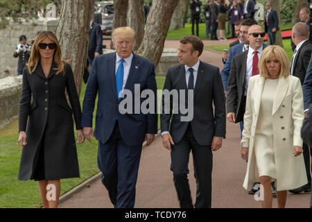 First Lady Melania Trump, Donald J. Trumpf US-Präsident, der französische Präsident Emmanuel Längestrich, und Französische First Lady Brigitte Längestrich gehen gemeinsam Blumen am Grab eines gefallenen US-Soldaten in der Normandie amerikanischen Friedhof, während einer Zeremonie zum Gedenken an den 75. Jahrestag des D-Day, 6. Juni 2019 festgelegt werden. Die Zeremonie ist die Spitze von mehr als 80 Veranstaltungen zum Gedenken an den 75. Jahrestag des D-Day, dem größten multi-nationalen amphibische Landung und operativen militärischen Airdrop in der Geschichte, und hob die US-unerschütterlichen Verpflichtung gegenüber den europäischen Verbündeten und Partnern. (U.S. Armee Foto von Sgt. Edwa Stockfoto