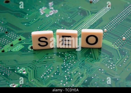 Search Engine Optimization SEO-Konzept mit Buchstaben, die auf dem Computer geschrieben Stockfoto