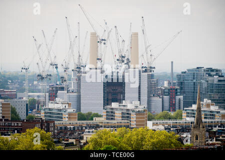 London, Großbritannien - 24 April 2019: Battersea Power Station und Baukräne Stockfoto