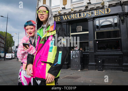 Camden High Street, London, Großbritannien - 24 April 2019: eine coiple von coloufully gekleidete Teenager vor der Welt Ende pub stehen Stockfoto