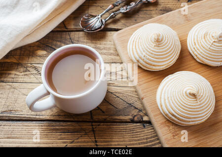 Vanille Marshmallow Zephyr mit Karamell auf einem Holztisch. Selektive konzentrieren. Platz kopieren Stockfoto