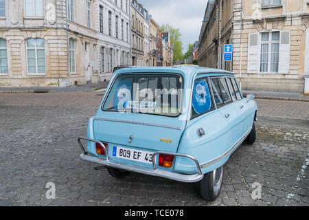 Arras, Frankreich - 2. Mai 2019 - Citroen Ami 6 in einer Straße geparkt Stockfoto