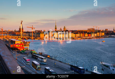 Sunrise Panorama von Södermalm mit goldenen Stunde Licht auf Gamla Stan, der Altstadt von Stockholm, Stockholm, Schweden, Skandinavien genommen Stockfoto