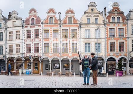 Arras, Frankreich - Mai 2, 2019-teo älterer Gentleman sprechen auf dem Hauptplatz der Stadt Stockfoto