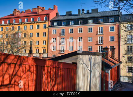 Bunte Fassaden und traditionelle Rote Falun Zaun, Södermalm, Stockholm, Schweden, Skandinavien Stockfoto