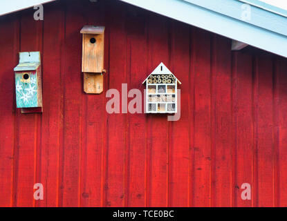 Nistkästen auf traditionellen Falu rot Zuteilung Ferienhaus, Schweden, Skandinavien Stockfoto