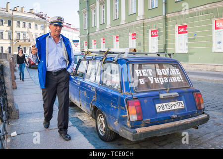 St. Petersburg, Russland - 16. Mai 2019 - Ein altes Auto auf einer Straße mit einem Aufkleber ay geparkt Nein zum Krieg in der Ukraine" Stockfoto