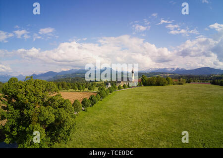 Wallfahrtskirche Wilparting Irschenberg mit Bergblick Stockfoto