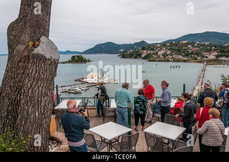 Korfu Griechenland - 23. OKTOBER 2018: Touristen beobachten Korfu Vlaherna Kloster. Das Hotel liegt im südlichsten Teil der Halbinsel Kanoni ist die kleine Monas Stockfoto