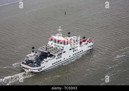 Niederländische Fähre am Wattenmeer Navigieren zwischen Sandbänken Stockfoto