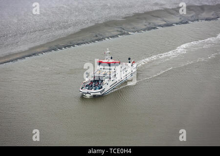 Niederländische Fähre am Wattenmeer Navigieren zwischen Sandbänken Stockfoto