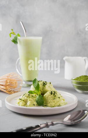 Green Matcha Eis und Kaffee Latte Glas auf grau Tabelle. Close Up. Stockfoto