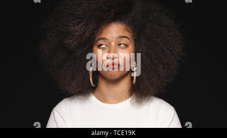 Afrikanische amerikanische Frauen in Afro Frisur auf schwarzem Hintergrund isoliert. Nahaufnahme von einer Frau, die Gesichter weg schauen. Stockfoto
