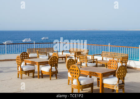 Gemütliches Restaurant oder Cafe auf dem Gebiet der 5 Sterne Hotel mit Meerblick in Sharm El Sheikh. Sommer in Ägypten. Stockfoto