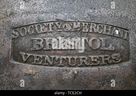 BRISTOL: Society of Merchant Venturers Text auf einem gegossenen Ankerplatz. Stockfoto